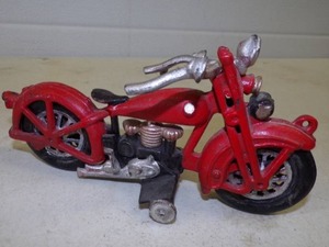 lot 11 image: Cast Iron Harley Davidson Motorcycle