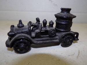 lot 12 image: Antique Cast Iron Fire Engine
