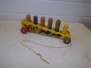lot 17 image: Vintage Pull Toy
