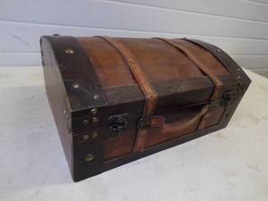 lot 21 image: Wood Trunk