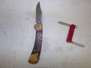 lot 48 image: Victornox Swiss made knife and U.S. Buck Knife