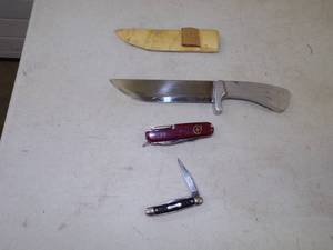 lot 54 image: 3 Misl Knives
