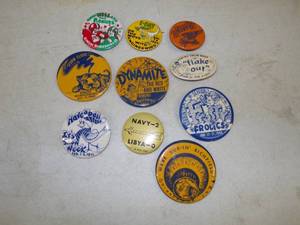 lot 64 image: 10 Vintage Buttons