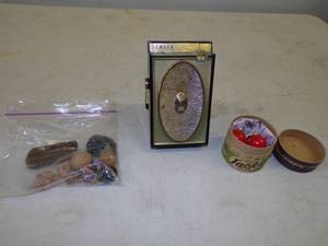 lot 66 image: Vintage Zenith Deluxe Royal 500 Radio, Agates, and Jacks Game