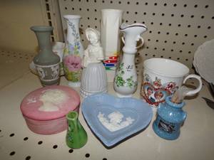 lot 89 image: Miscellaneous Vintage Glassware