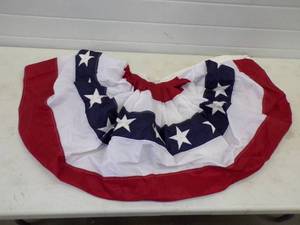 lot 107 image: Fourth of July Red White and Blue Decor