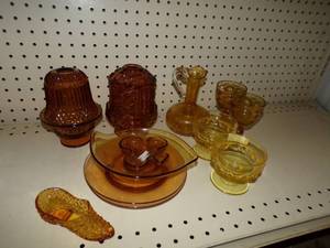 lot 114 image: Vintage Brown Glassware
