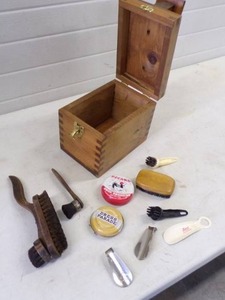 lot 9 image: Vintage Shoe Shine Kit