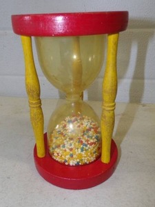 lot 16 image: Vintage Playschool Hourglass