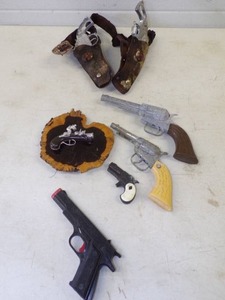 lot 30 image: Vintage Toy Cap Guns