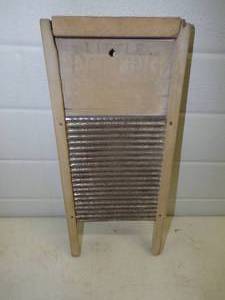 lot 47 image: Antique Small Wash Board