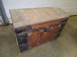lot 132 image: Antique Steamer Trunk