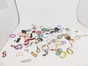 lot 71 image: Lot Full Of Miscellaneous Colors & Styles Of Costume Bracelets