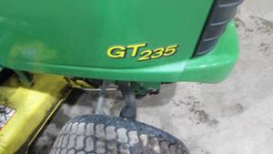 John Deere GT235 Lawn Tractor