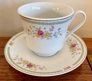 lot 72 image: Pretty Porcelain Pieces