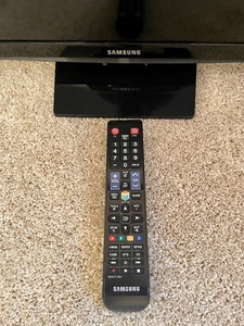 lot 10 image: Samsung 23 Inch TV with Remote