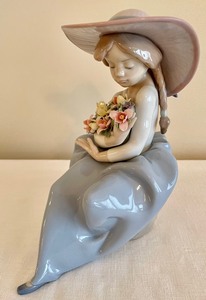 lot 36 image: Fragrant Bouquet Lladro Figurine