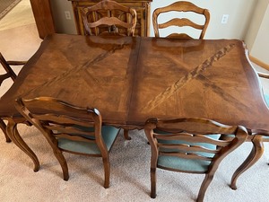 lot 2 image: Beautiful Ethan Allen Country French Dining Room Table & Chairs