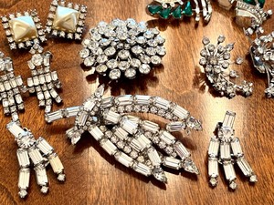 lot 81 image: Vintage Sparkles Vintage Rhinestone Costume Jewelry