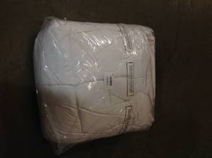lot 35 image: The Company Store PrimaLoft Deluxe Extra Warmth Ivory K Comforter (good condition) review all pictures