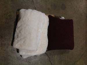 lot 57 image: Mix Lot of cream sail blanket & maroon blanket open box still good condition