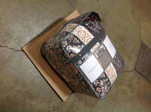 lot 58 image: Flannel Comforter & Sham Set - Threshold (new) review pictures