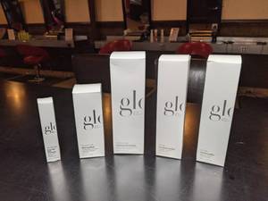 lot 102 image: Glo Skincare Spot Treatment, Refining Mask, Cleanser, Conditioning Mist, Purifying Mist - New