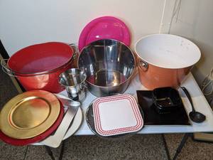 lot 128 image: Assortment of Decorative Plates, Bowls, and Tubs