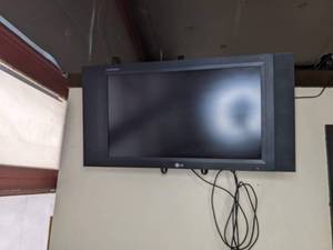lot 61 image: LG Flatron 31 Mountable TV Monitor