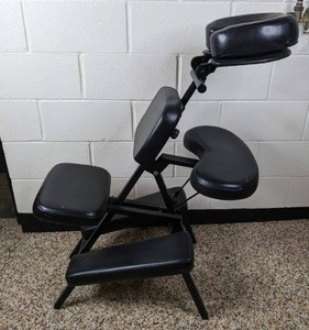 lot 4 image: Adjustable Massage Chair 