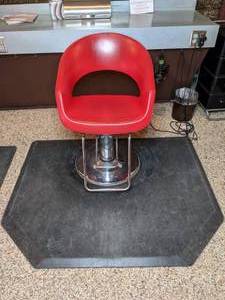 lot 12 image: Red Leather Salon Chair w Black Rubber Mat - 26