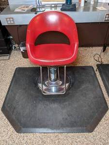lot 13 image: Red Leather Salon Chair w Black Rubber Mat - 36