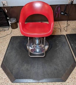 lot 15 image: Red Leather Salon Chair w Black Rubber Mat - 56