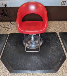 lot 16 image: Red Leather Salon Chair w Black Rubber Mat - 66