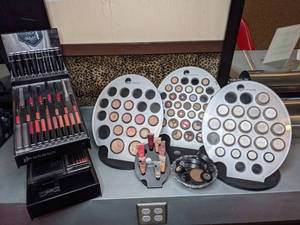 lot 25 image: Large Collection of Glo Skin Beauty Products and Displays