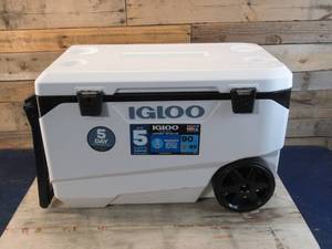 lot 15 image: Igloo Flip and Tow 90qt Cooler W Handle - White