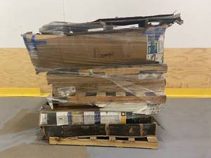 lot 5 image: Pallet of Bathroom Items (Tub, Surrounds etc..)