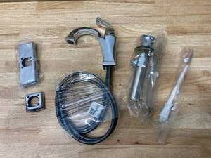 lot 25 image: DELTA Dryden Single Hole Single-Handle Bathroom Faucet with Metal Drain Assembly in Chrome