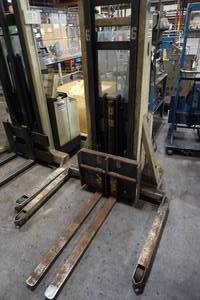 lot 7 image: Crown 20MT Walk Behind Forklift - 2000 Lb Capacity