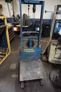 lot 45 image: Rolling Manual Crank Platform Lift