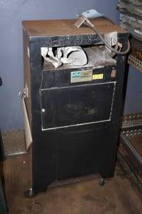 lot 49 image: Midaco Grit Grabber Rolling Dust Collector