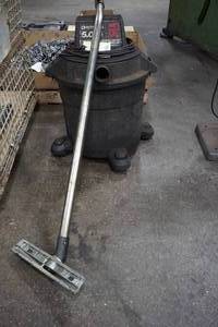 lot 32 image: Craftsman 5 HP Wet Dry Vac - 16 Gallon