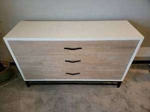 lot 31 image: Universal Furniture Spencer Dresser 3 Drawer