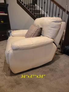 lot 9 image: Flexsteel Leather Electric Recliner Chair