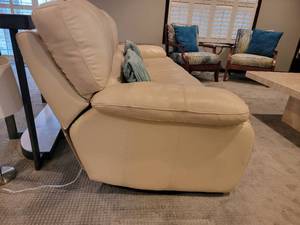 lot 11 image: Flexsteel Leather Electric Reclining Sofa