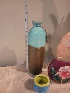 lot 144 image: Ceramic Dcor Grouping