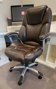 lot 23 image: Deluxe Brown Faux Leather Office Chair
