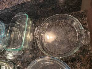 lot 106 image: Pyrex & Anchor Hocking Glass Kitchenware