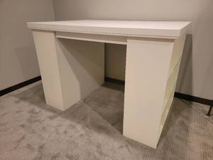 lot 41 image: Sturdy Standing Crafting Surface
