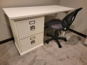 lot 42 image: Modern White Work Desk